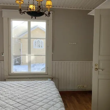 Kirstulan Kartanon Paeaerakennuksen Upea Paeaetyhuoneisto * Hämeenlinna